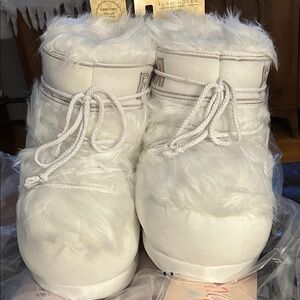 Fluffy White Slipper Boots FLM